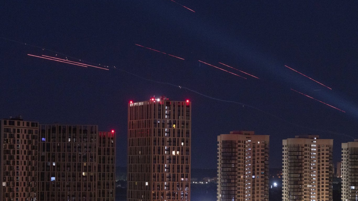 Кличко: Русия атакува Киев с дронове, има поразени жилищни сгради и ранени