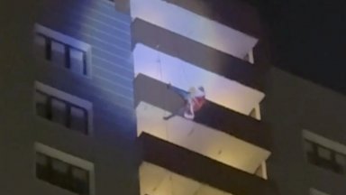 Дядо Мраз падна от 24-ия етаж пред очите на деца в Челябинск