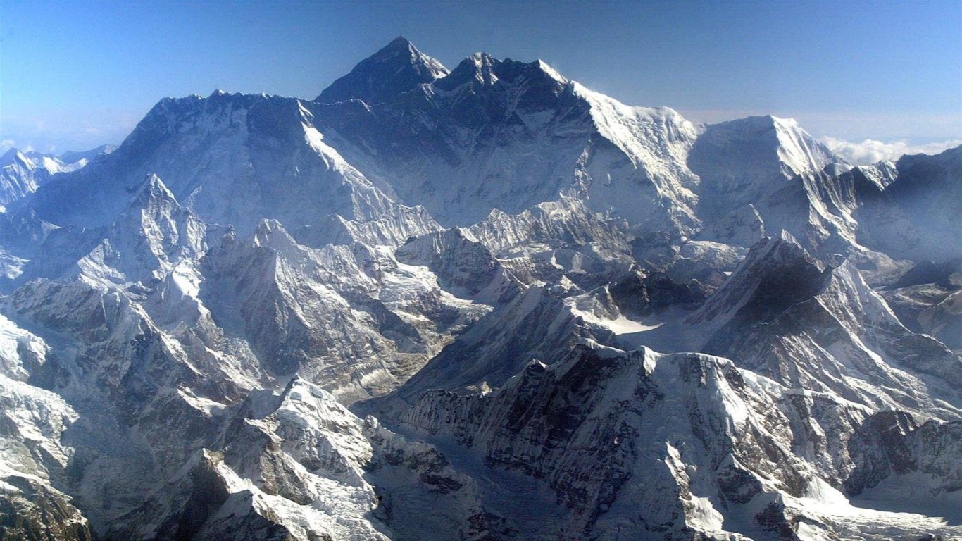 Еверест изпраща годината с черен рекорд, климатични аномалии и тълпи