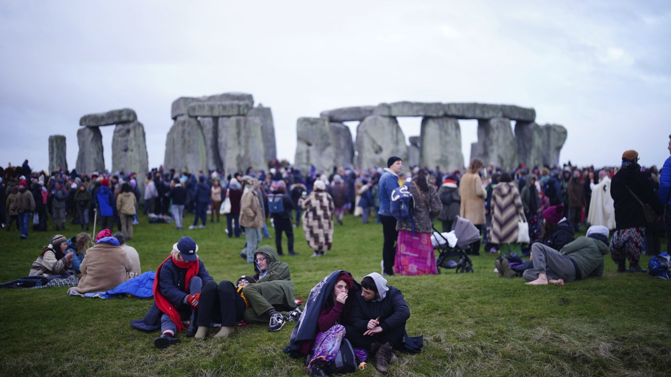 Над 6000 души посрещнаха зимното слънцестоене край Стоунхендж
