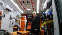Николай Денков връчи ключовете на пет високопроходими линейки (снимки)