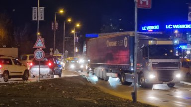 Пиян полицай удари с колата си спрял на светофар автомобил във Велико Търново