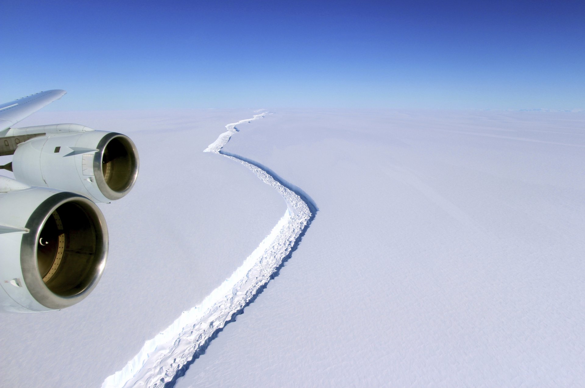 Пукнатина в антарктически шелфов ледник, предизвикана от топенето в последните години