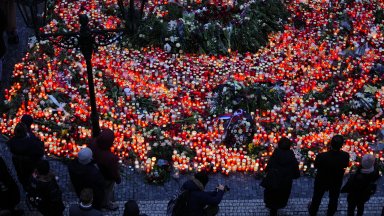 Пред сградата на университета жители на столицата поставиха днес свещи