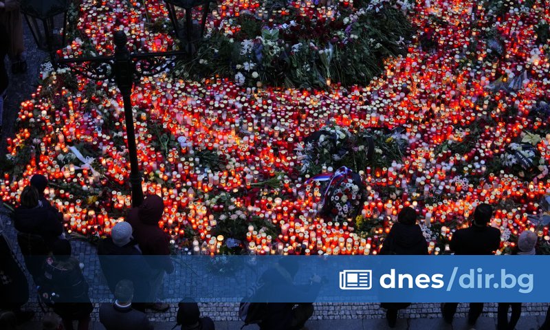 Пред сградата на университета жители на столицата поставиха днес свещи