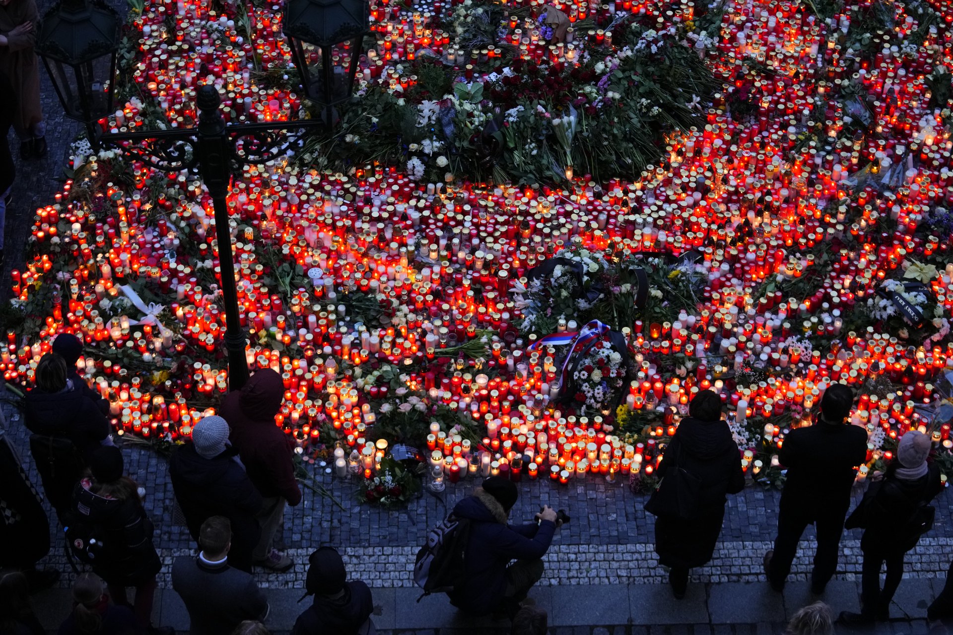 Чехи оставят свещи в памет на жертвите на масовата стрелба в Карловия университет в Прага