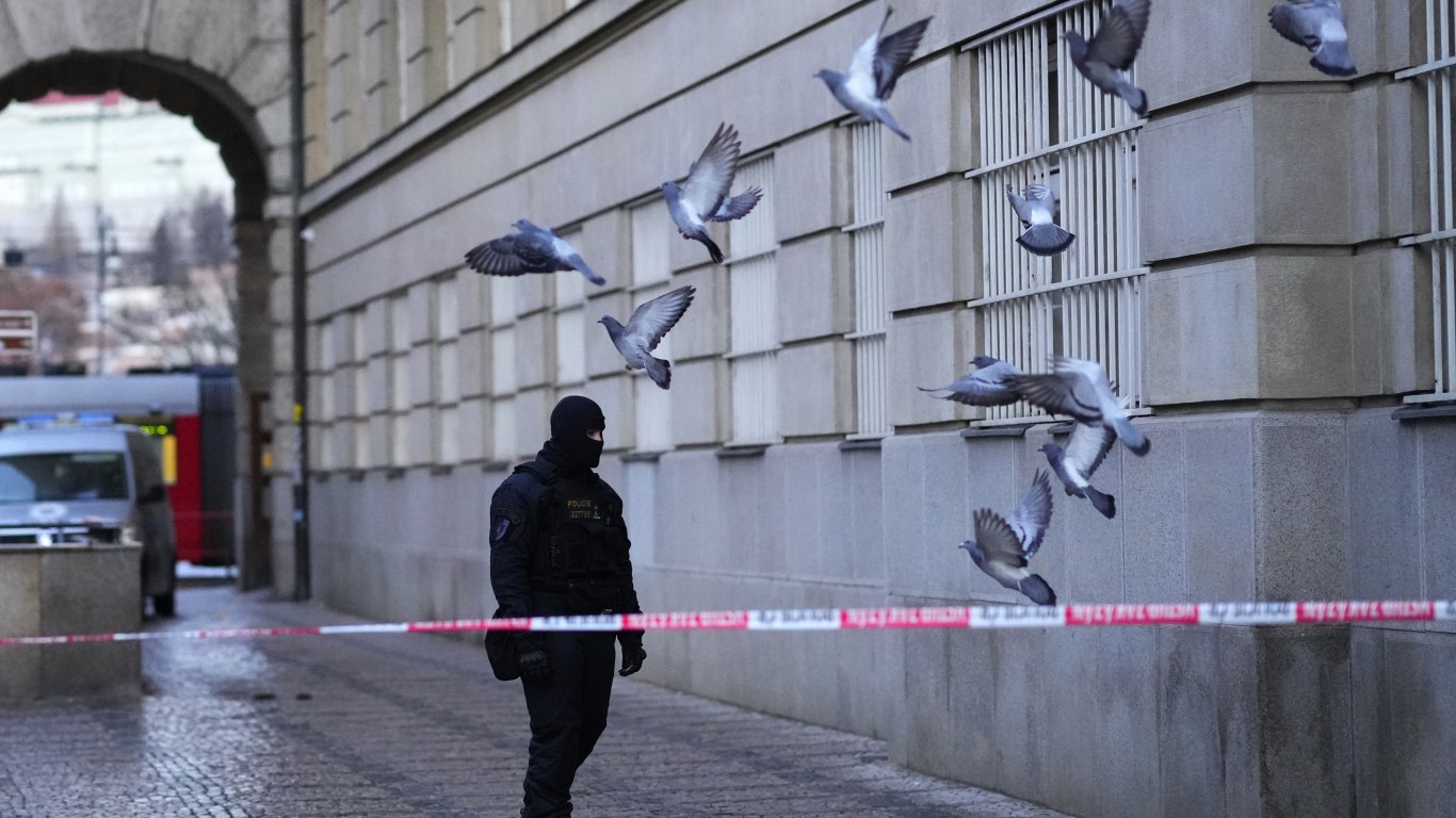 Подозират, че нападателят от Прага е убил също баща и бебе 