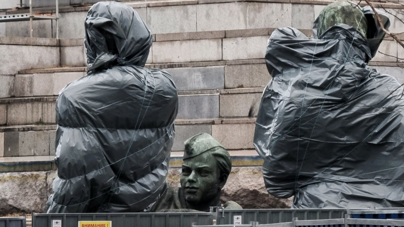 Местят под засилена охрана демонтираните фигури от Паметника на Съветската армия (снимки)