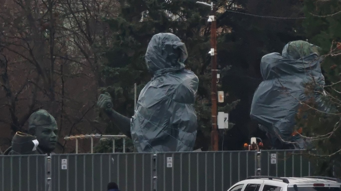 Кабинетът отпусна средства за преместването на фигурите от Паметника на Съветската армия