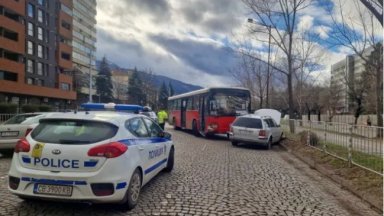 Ударили са се автобус на градския и лек автомобил Двама души