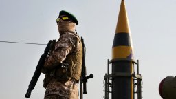 Иранският военен министър: Ще ударим базите на САЩ в региона, ако се стигне до конфликт
