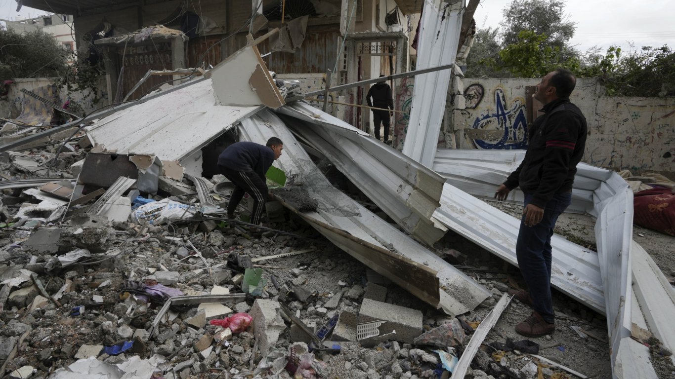 Израелската армия удари две сгради в Газа, 90 палестинци загинаха 