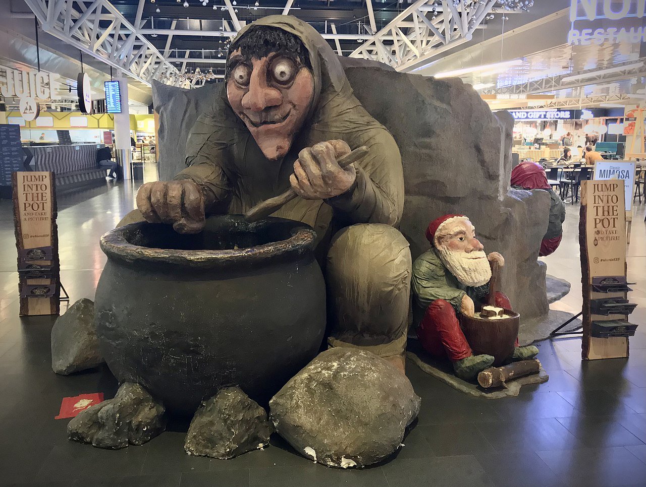 Скулптура на Грила и децата Юл на летището Кефлавик, Исландия 