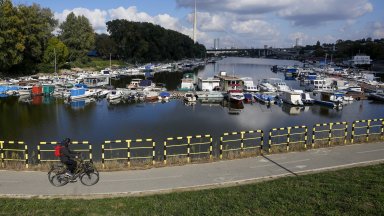 На плаващата платформа на клуб Картел намиращ се на кея