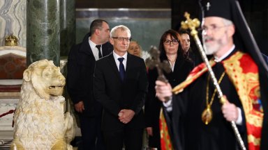 Премиерът дойде на празничната литургия за Бъдни вечер в "Св. Александър Невски" (снимки)