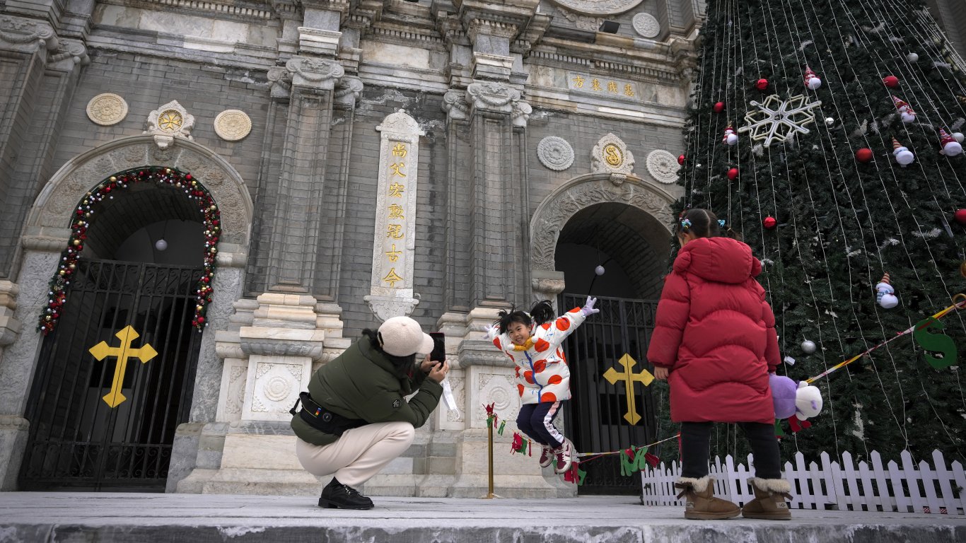 Коледата в Китай върви с пищни украси, но и с опасения за чуждо влияние
