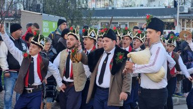 За коледното настроение се погрижи Общинският духов оркестър а на