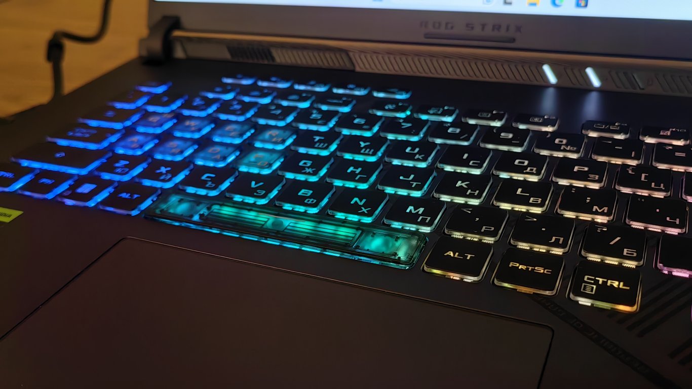 Asus ROG Strix G16 има една от най-яките клавиатури, които съм виждал
