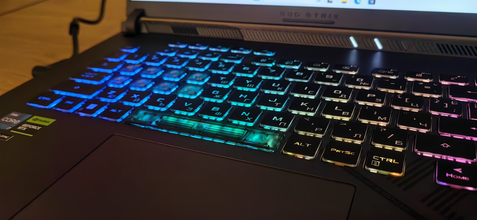 Asus ROG Strix G16 има една от най-яките клавиатури, които съм виждал