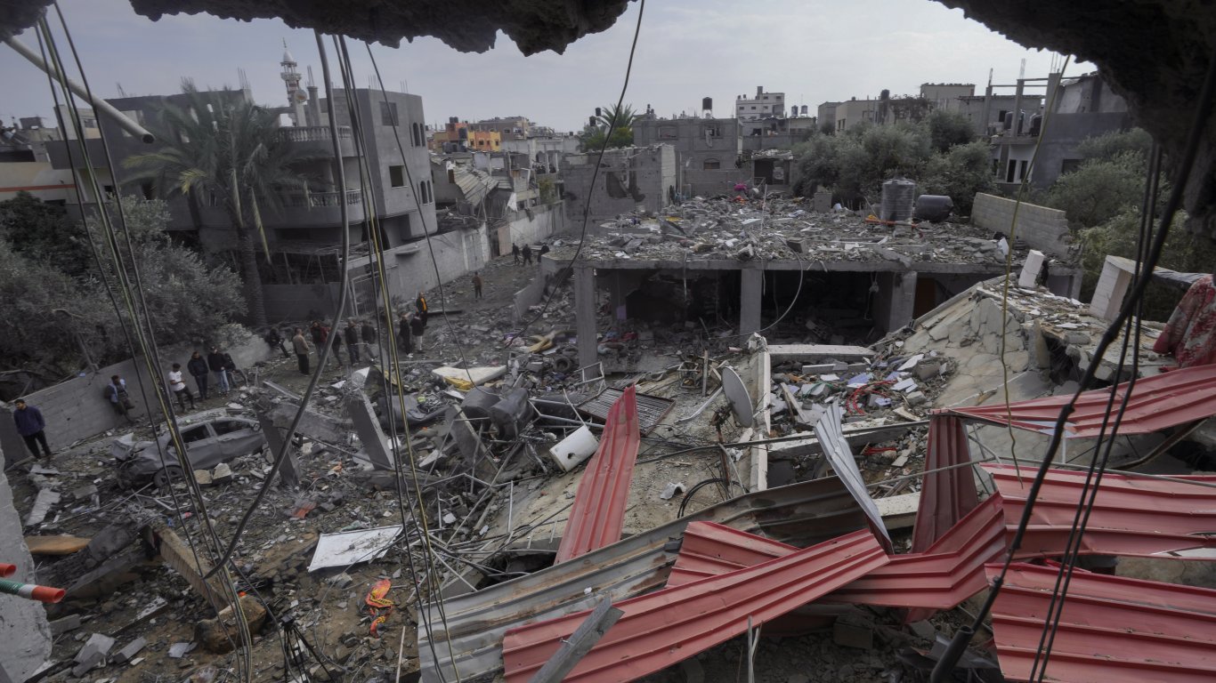 Небето над Газа почерня от изтребители: Израел атакува над 100 цели в анклава