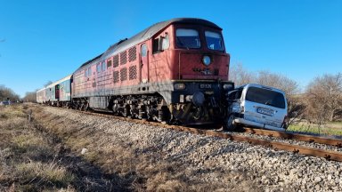 Пътнически влак блъсна кола на жп прелез край Добрич