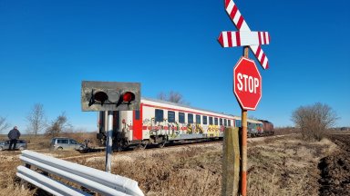  Бързият влак София - Кулата помете кола на жп прелез