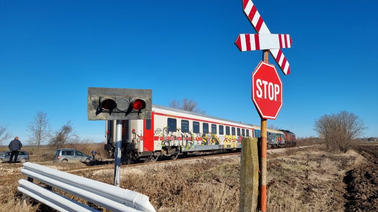 Две момичета скочиха през прозореца на влак в движение край Клисура, изпуснали спирката