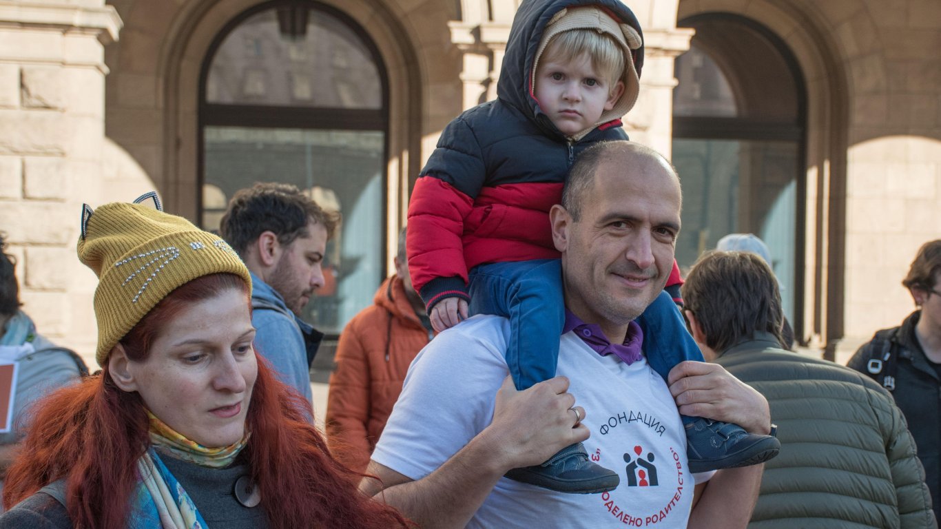 Протест в центъра на София с искане за законови промени, за да няма "неделни татковци" (снимки)