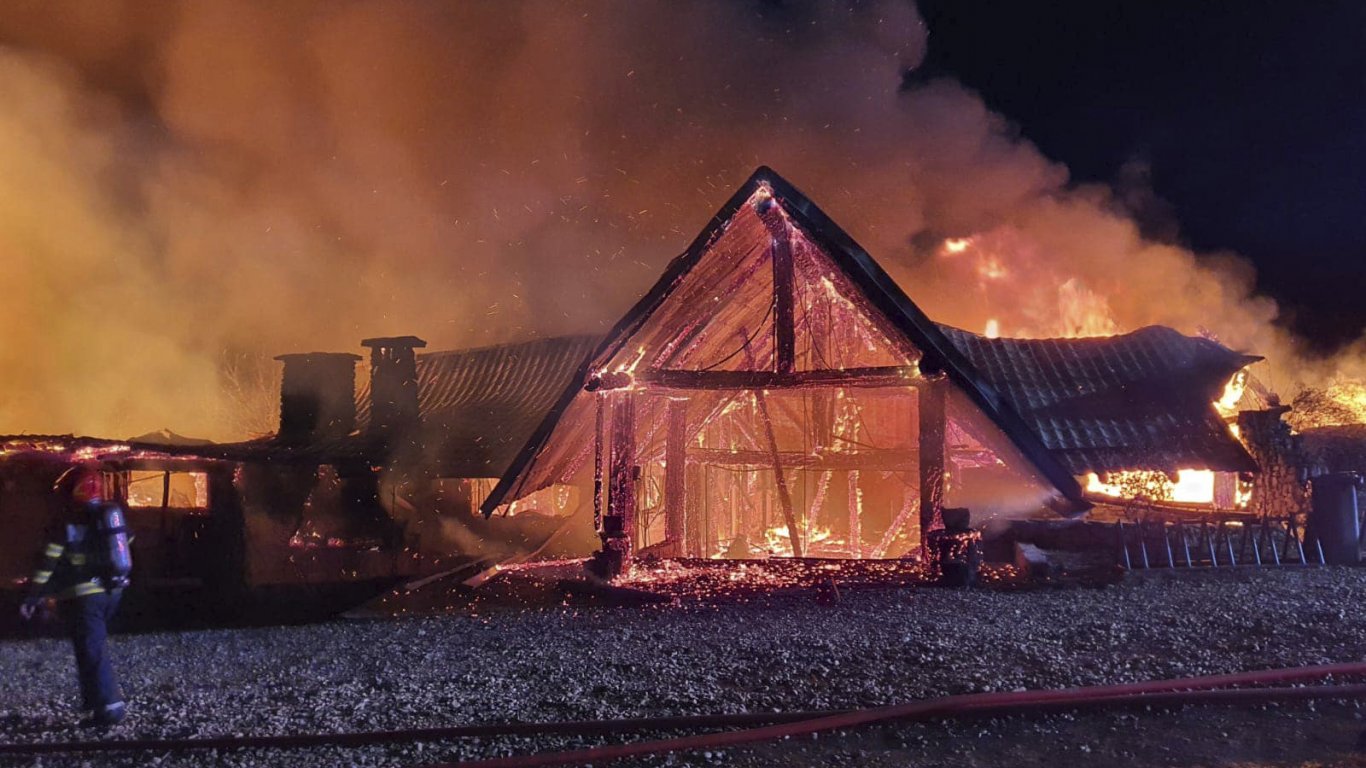 Задържаха собственика на изгоряалата къща за гости в Румъния, където загинаха осем души