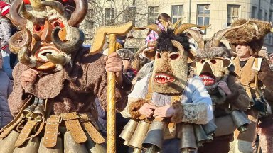 Снимка БТА Над 300 участници от малки до големи се