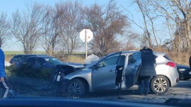 Челен удар между кола и джип на пътя Бяла-Плевен, поредна катастрофа с мигранти на "Тракия"
