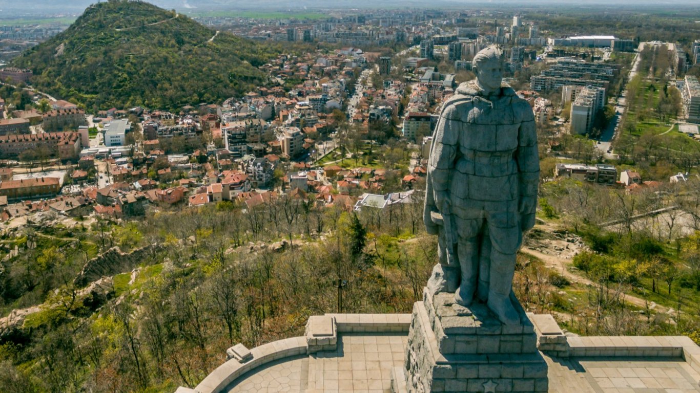 Паметникът "Альоша" в Пловдив осъмна надраскан с червени надписи "убийци" и "събаряй"