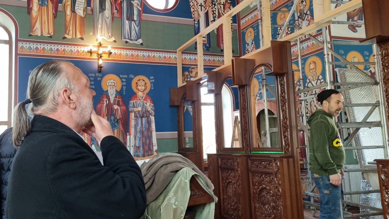 Свещеникът по време на подмяната на иконостаса в храма