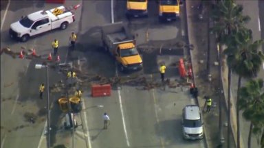 Протестиращи свалиха полицейски служител на земята използваха строителни отпадъци пътни