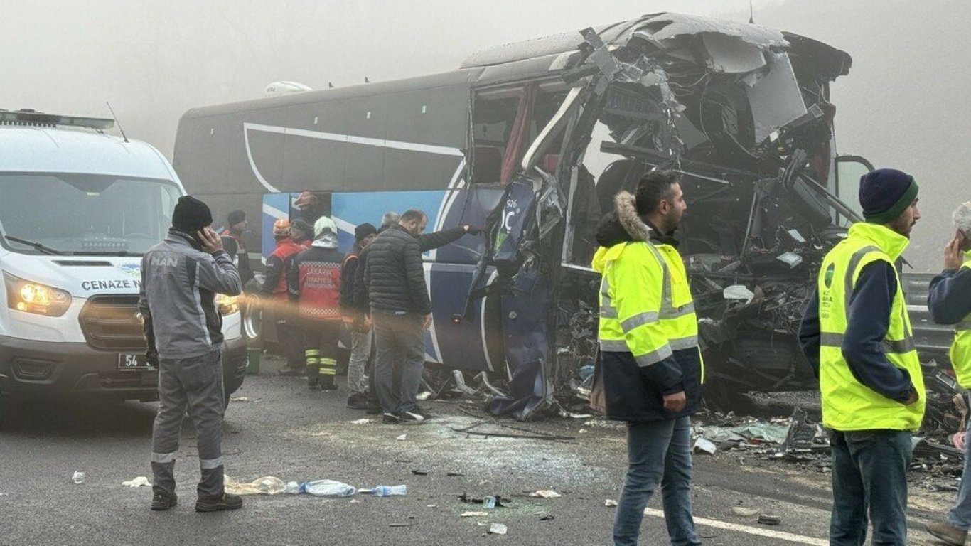 Верижна катастрофа с 10 жертви и десетки ранени на магистрала в Турция (видео)