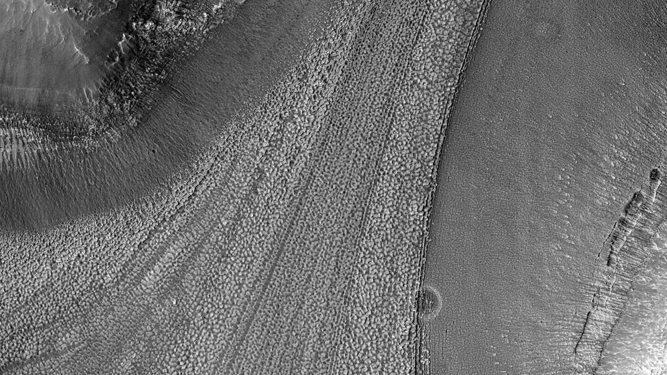 НАСА засне епични линии, издълбани върху повърхността на Марс