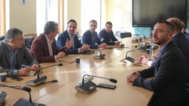 За да разговарят за начина по който да отпушат работата