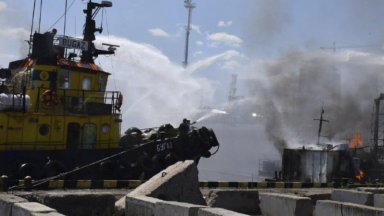 Търговски кораб удари мина в Черно море, двама моряци са ранени след пожар на палубата