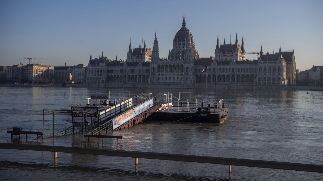 Дунав излезе от коритото си в Будапеща, водите ѝ достигнаха най-високото си ниво от 10 г. насам