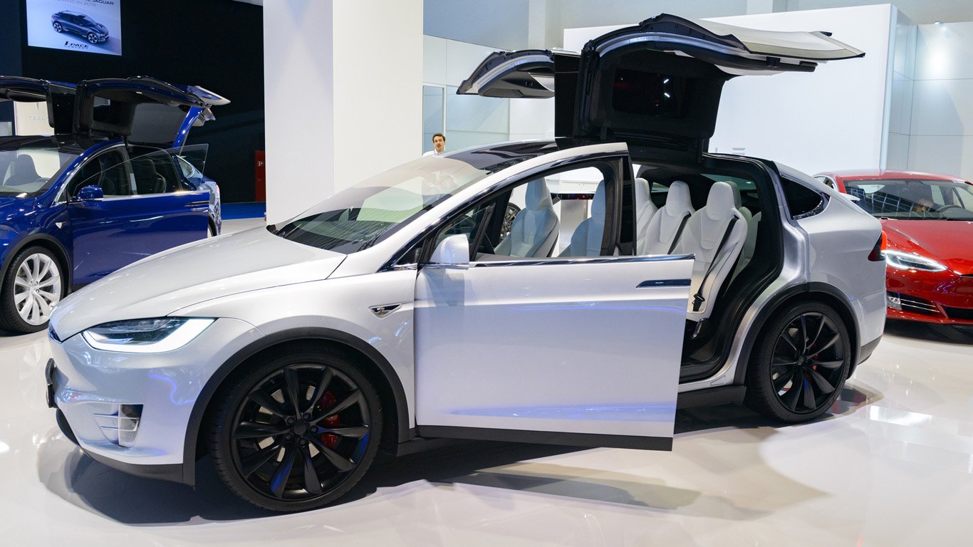 Tesla направи ъпдейт на над 120 000 коли заради дефект на вратите
