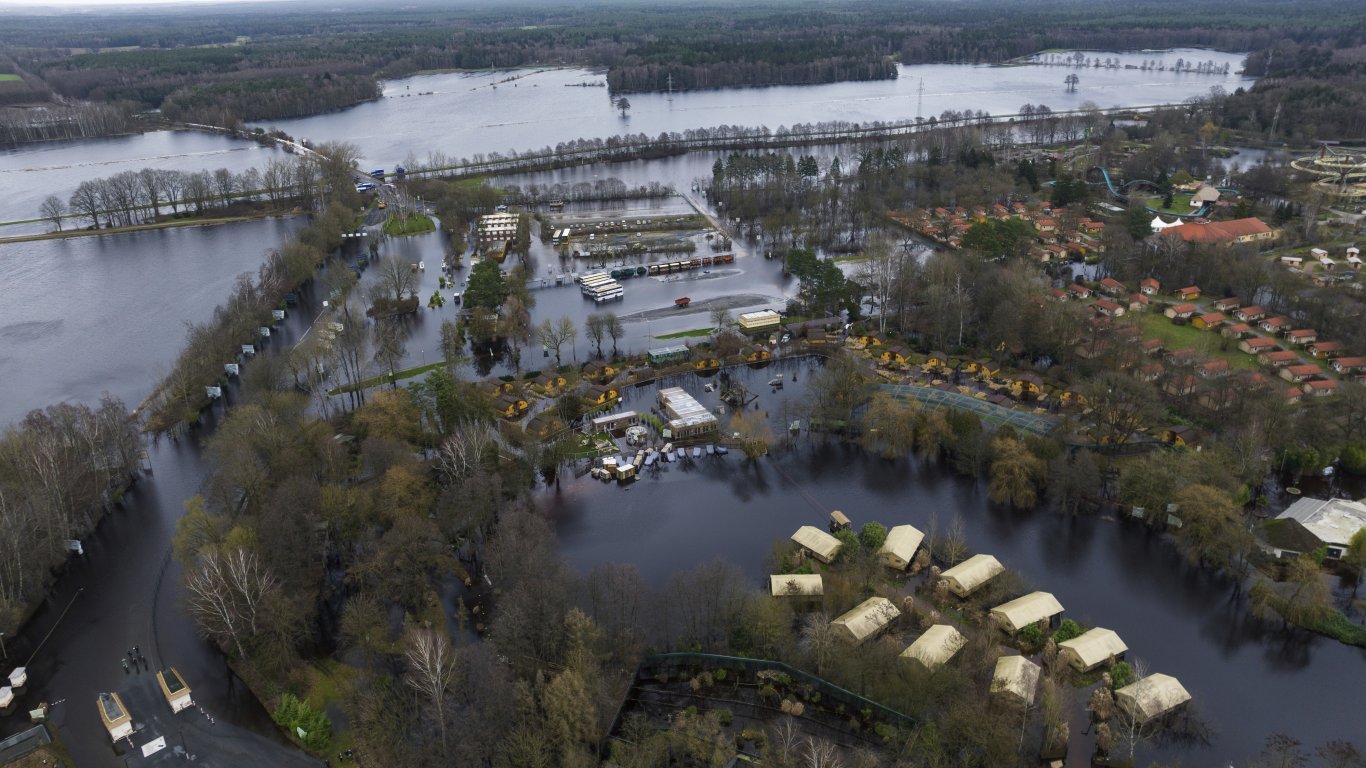 Наводнения в Германия: Над 200 животни са евакуирани от зоопарк край Хановер (снимки)