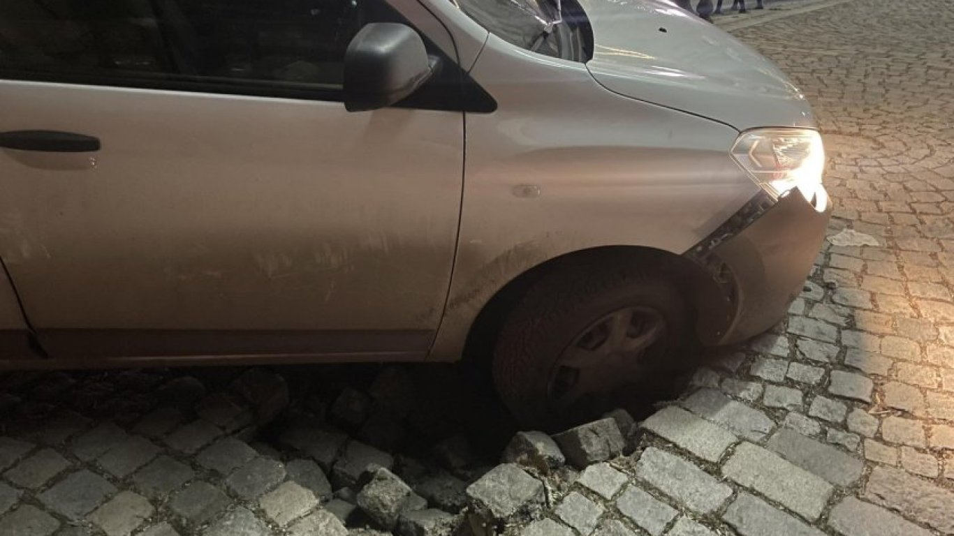 Кола пропадна в дълбока дупка до сградата на БНТ (снимки)