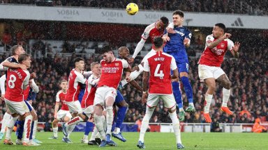 Арсенал получи два удара с чук у дома и пропусна да се качи на върха в Англия