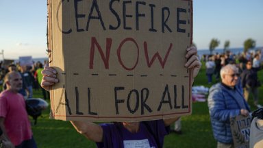 Според израелския вестник Аарец протестиращите са поискали прекратяване на сраженията