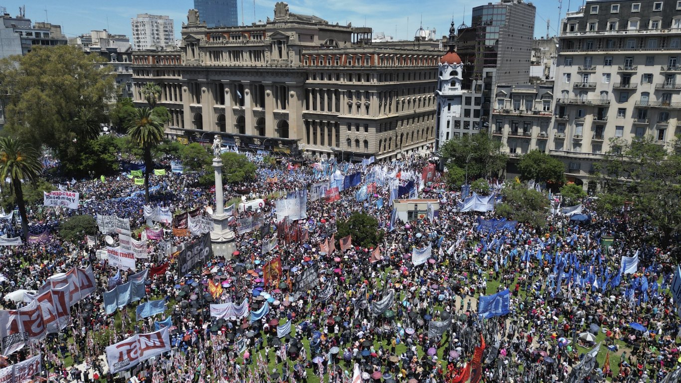 Свикаха национална стачка в Аржентина срещу реформите на Милей