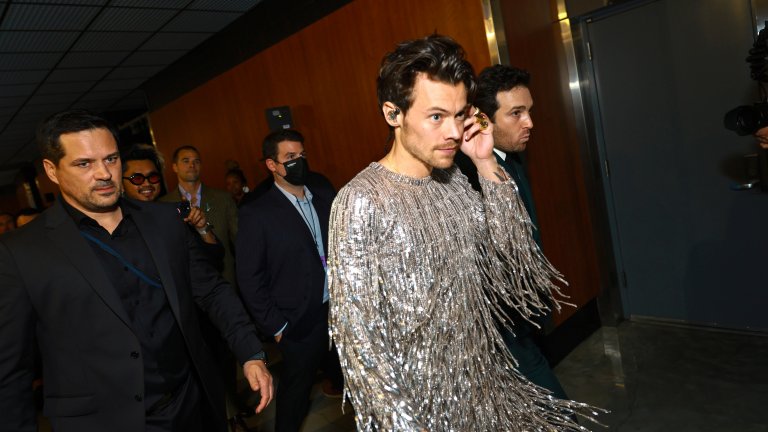 Хари Стайлс и приятелката му плуват в ледените води на Лондон