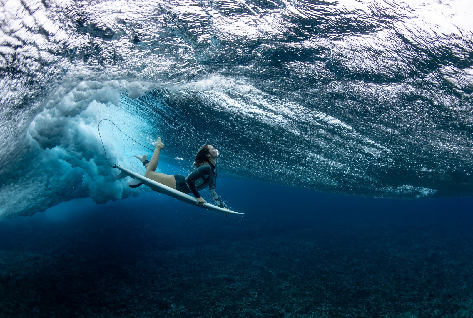 Най-атрактивните снимки на 2023-а в спорта: Оливия Отауей - австралийска сърфистка, по време на състезанията във Френска полинезия от август.