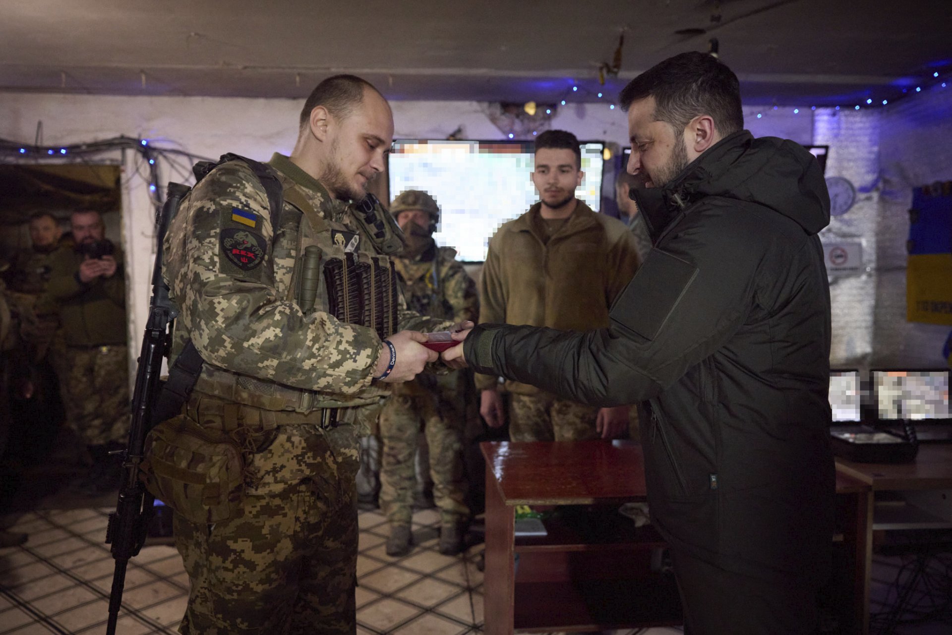 Зеленски награждава военнослужещи по време на посещението си в Авдеевка