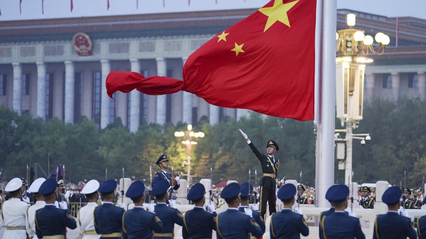 Турбуленции в армейския елит на Китай: ексминистър в неизвестност, изключени от парламента военни 