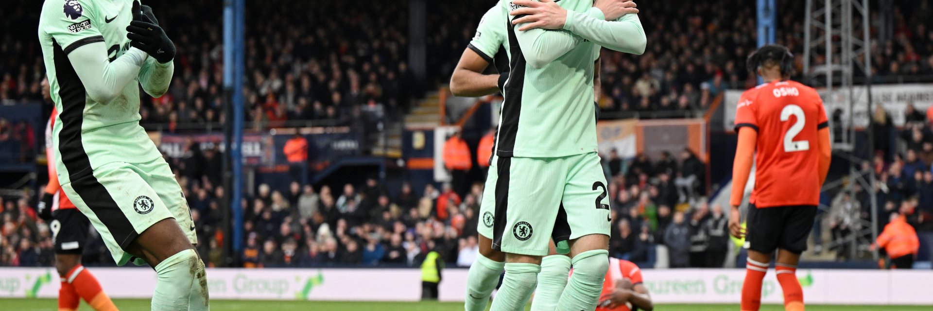 Челси едва не пропиля три гола аванс, но все пак изпрати годината с победа